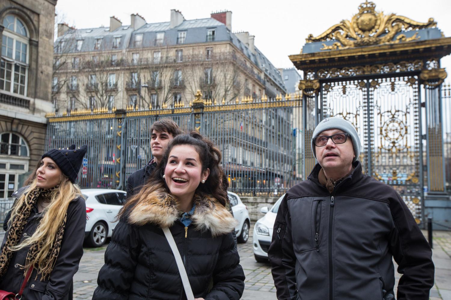 <a href='http://awmg.ngskmc-eis.net'>bv伟德ios下载</a>学院法语教授Pascal Rollet带领学生们到巴黎游学.